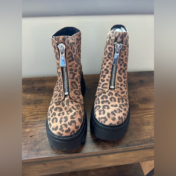 Gianni Bini GB All-Star Leopard Print Chunky Lug Sole Platform Booties size 6.5 - Picture 5 of 8